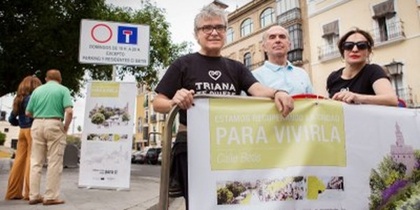 (28/05/2017) El Ayuntamiento instala  la señalización que limita  la circulación los domingos  en la calle Betis