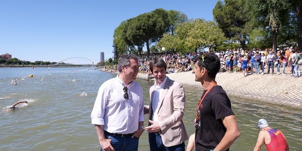 2.500 participantes toman la salida del XXIII Triatlón de Sevilla by Zone 3 en el que se imponen el cordobés Camilo Puertas y la sevillana Rocío Molas