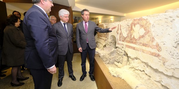 Abre sus puertas el espacio musealizado en el que se exponen los restos arqueológicos aparecidos en el sótano de la Casa Hermandad de La Hiniesta