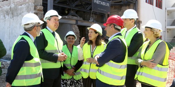 El alcalde visita las obras de Cruzcampo en la Avenida de Andalucía, que prevé inaugurar el rehabilitado edificio ‘Palomar’ en marzo de 2020