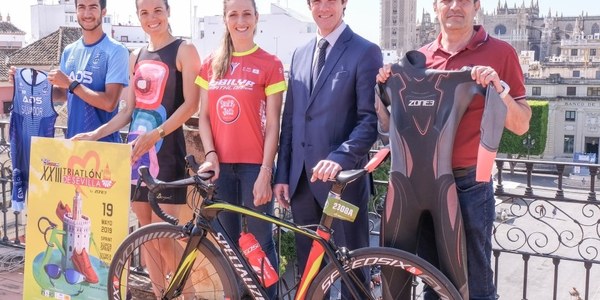 Casi 2.500 participantes toman la salida del XXII Triatlón de Sevilla by Zone 3 que se desarrolla en La Cartuja