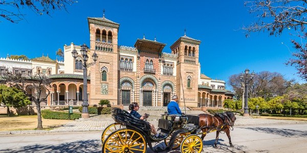 La ciudad de Sevilla superó en 2018 la barrera de los 3 millones  de turistas alojados en hoteles y apartamentos, con 6,37 millones  de pernoctaciones y un grado de ocupación anual de casi el 73%