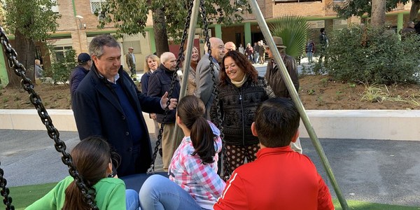 Concluye la reurbanización de la plaza Salesiano Don Ubaldo de Triana que llevaba casi una década cerrada por riesgo de seguridad con una inversión de 780.000 euros