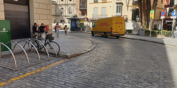 Concluyen los trabajos de repavimentación del carril de circulación de la Alameda de Hércules y las aceras más próximas a Amor de Dios en una quincena de intervenciones en el viario del  Casco Antiguo este verano