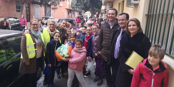 La DGT y el Ayuntamiento ponen en marcha en dos colegios de la ciudad un proyecto pionero en Sevilla de caminos escolares seguros que ha logrado un aumento de 14 puntos en los desplazamientos a pie o en bici y que se va a extender a otros centros ante los buenos resultados obtenidos