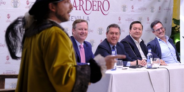 El alcalde anuncia a las empresas turísticas que el Centro de Interpretación de la conmemoración de la Primera Vuelta al Mundo estará en Marqués de Contadero y que contará con una réplica de la Nao Victoria en el río