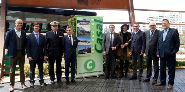 El alcalde asiste a la presentación de los autobuses Casal rotulados con motivo del V Centenario de la Primera Vuelta al Mundo, una iniciativa con la que esta empresa se  suma a esta conmemoración