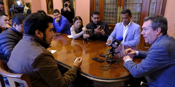 El alcalde de Sevilla mantiene un encuentro con periodistas latinoamericanos que han estado en la ciudad para cubrir el II Foro de Gobiernos Locales