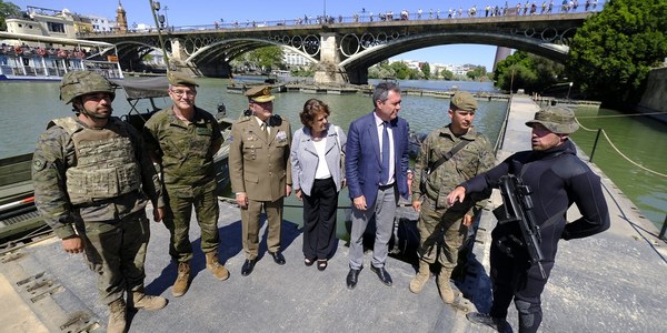 El alcalde destaca el buen funcionamiento del dispositivo y la gran respuesta ciudadana a las actividades organizadas en el Muelle de las Delicias, el Puente de Triana o el Parque de María Luisa con motivo del Día de las Fuerzas Armadas