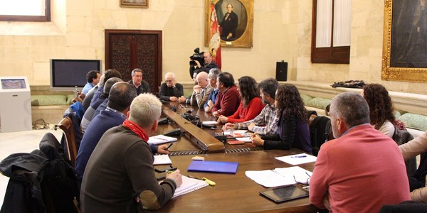 El alcalde informa a representantes sindicales de la plantilla de los  efectos de la no aprobación de los presupuestos que dificultaría la continuidad de medidas de empleo público valoradas en 35 millones  y distintos programas sociales