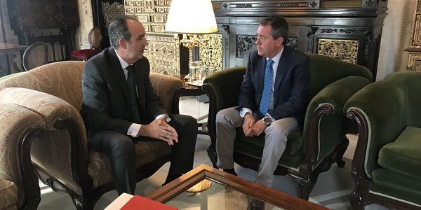 El alcalde mantendrá la estrategia de trabajo conjunta con el Comisionado del Polígono Sur de los últimos años y la coordinación entre administraciones para lograr más avances en equipamientos, formación, inversión pública, seguridad o limpieza