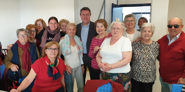 El alcalde visita el colegio San Juan de Ribera y los barrios D y E del Polígono San Pablo y mantiene encuentros con vecinos y entidades para analizar mejoras en el barrio