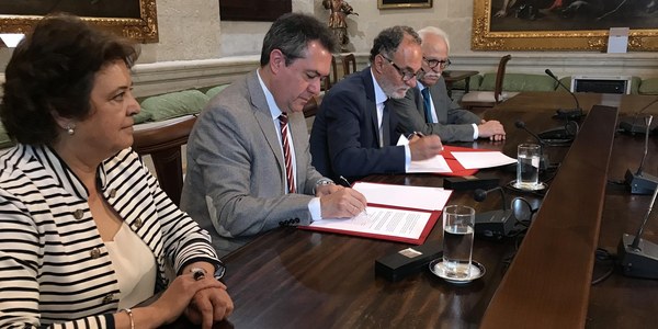 El alcalde y el presidente de Mercasa firman el acuerdo que garantiza la continuidad indefinida de Mercasevilla como empresa íntegramente pública