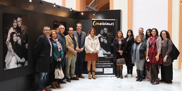 El Ayuntamiento acoge hasta el próximo 2 de enero la exposición ‘Convivimos’ con fotografías que muestran la amplia diversidad cultural de la ciudad de Sevilla
