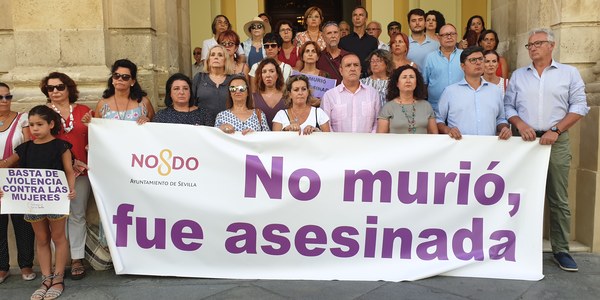 El Ayuntamiento acoge un minuto de silencio como condena al último asesinato relacionado con la violencia machista