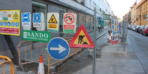 El Ayuntamiento acomete obras de renovación del adoquinado en las calles Betis y Troya y de mejora del acerado en Salado para facilitar la circulación y el tránsito peatonal