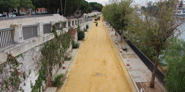 El Ayuntamiento acomete obras de renovación del pavimento de albero del Muelle de Nueva York para mejorar el espacio de cara a las actividades del V Centenario de la Primera Vuelta al Mundo y facilitar la práctica deportiva y el tránsito de cruceristas