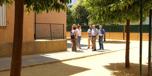 El Ayuntamiento acometerá obras para construir dos áreas de juegos infantiles y mejorar otras dos en cuatro colegios de Cerro-Amate con 96.263 euros de presupuesto