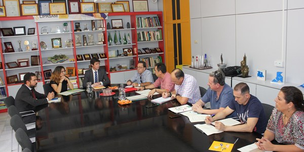 El Ayuntamiento acuerda con el Comité de Empresa de Lipasam implantar un proyecto piloto de nuevo modelo de organización de la limpieza viaria que revisa el sistema de turnos de trabajo vigentes desde 2013