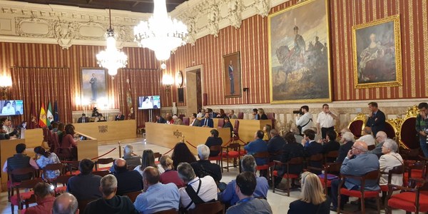 El Ayuntamiento aprueba una bonificación en el IBI a la empresa instalada en Astilleros GRI Towers por realizar contrataciones de personas desempleadas en sus instalaciones del Puerto de Sevilla