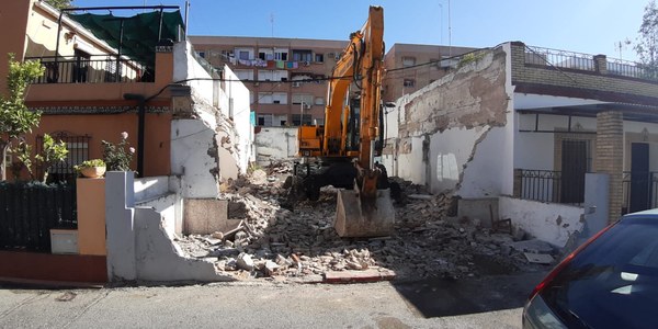 El Ayuntamiento avanza en la regularización del entorno Guadaíra Sur, en el Distrito Bellavista-La Palmera, con la demolición de una cuarta infravivienda cuyos inquilinos pasan a un piso del parque público de alquiler de Emvisesa