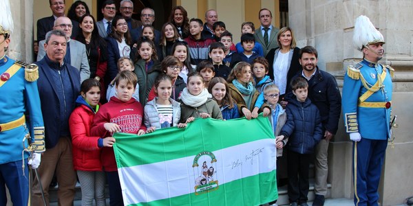 El Ayuntamiento celebra el acto de homenaje a la bandera de Andalucía 42 años después de las masivas manifestaciones por la Autonomía