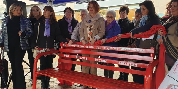 El Ayuntamiento conmemora el 25N, Día Internacional de la Violencia hacia las mujeres, con la instalación de bancos en memoria de las más de mil asesinadas