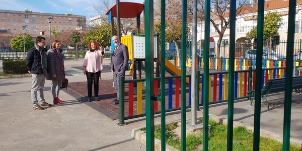 El Ayuntamiento culmina el cerramiento de las parcela de juegos infantiles de la Calle Japón en el Distrito Este-Alcosa-Torreblanca