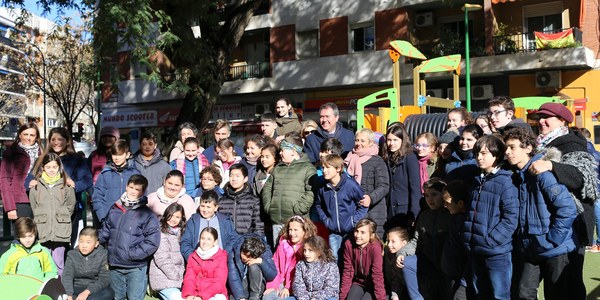 El Ayuntamiento culmina la reurbanización de la Plaza Tívoli de Nervión que se ha transformado en un espacio más habitable con una nueva área de juegos infantiles, zonas peatonales e iluminación y mobiliario renovados