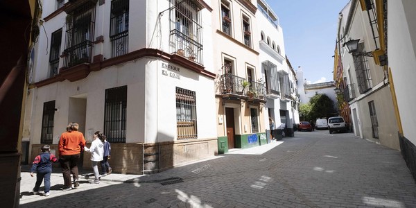 El Ayuntamiento culmina la reurbanización integral de la calle Enrique el Cojo del Distrito casco Antiguo que ha abierto de nuevo con plataforma única