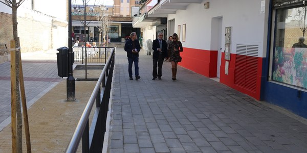 El Ayuntamiento culmina las obras de la reurbanización integral y renovación de redes de la calle Puerto de Zegri, en Rochelambert, con 405.000 euros de presupuesto y que resuelven los problemas de accesibilidad e impulsan el comercio