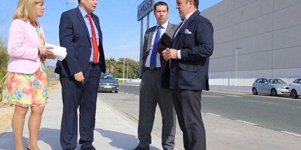 El Ayuntamiento culmina las obras de reurbanización del acerado de  la calle Pergamino, en el Parque Empresarial La Negrilla, para garantizar el tránsito peatonal