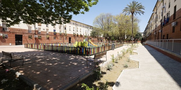 El Ayuntamiento culmina las obras de reurbanización integral en la calle Enrique Granados, en Cerro-Amate, con renovación del pavimento, más áreas ajardinadas, zona infantil, acceso a vehículos de emergencias y sin barreras arquitectónicas