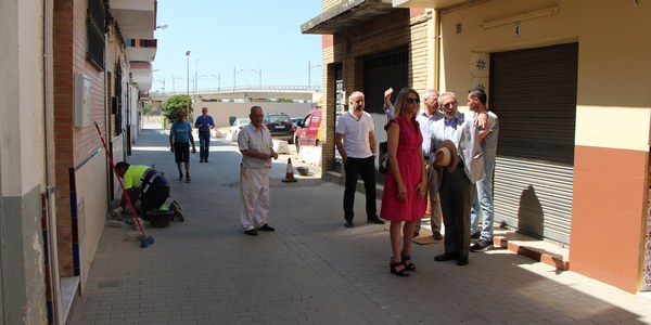 El Ayuntamiento culmina las obras de reurbanización y renovación de redes en la calle Huerta del Canario, en Cerro-Amate, que ha quedado como plataforma única y pavimentada con adoquines