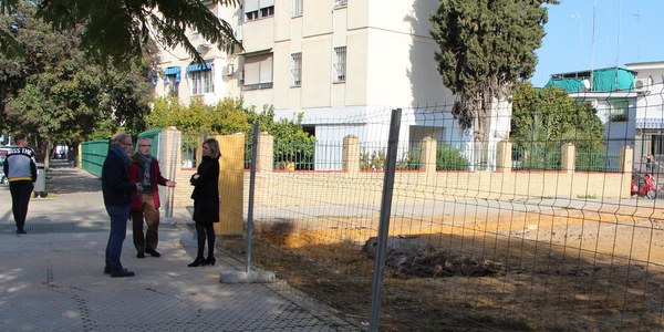El Ayuntamiento de Sevilla inicia las obras de construcción de un área ajardinada con aparatos biosaludables en la Avenida de  los Gavilanes, en la barriada de  Juan XXIII de Cerro-Amate, con 34.700 euros de presupuesto