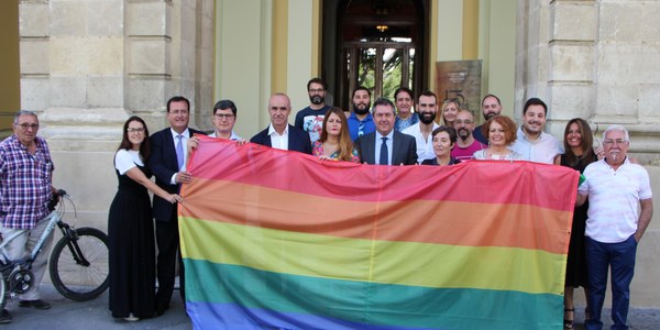 El Ayuntamiento de Sevilla iza la bandera del Orgullo LGTBI dentro de las actividades del Mes de la Diversidad Sexual que tendrá de pregoneros a los actores de teatro Eba Rubio y David Sigüenza