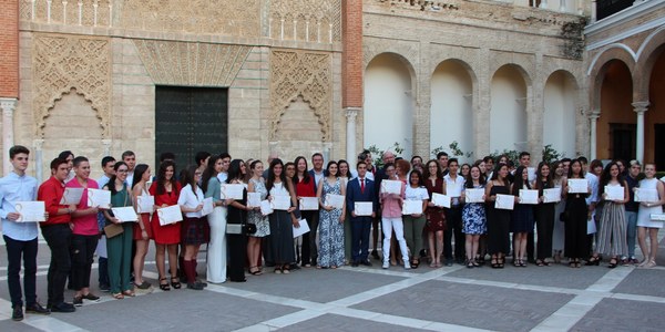 El Ayuntamiento distingue la trayectoria académica y personal de 57 estudiantes de 4º curso de la ESO para animarles a continuar los estudios y su implicación social  y en el desarrollo de sus barrios