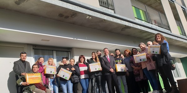 El Ayuntamiento entrega las llaves a los primeros adjudicatarios de los 32 alojamientos cooperativos de Emvisesa en Sevilla Este