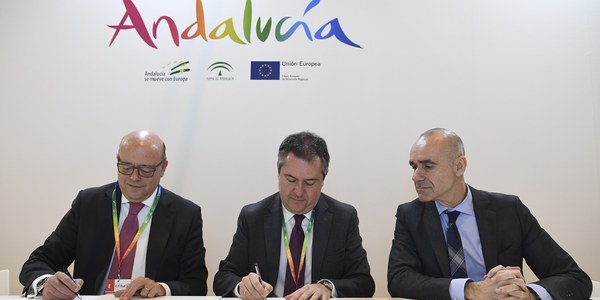 El Ayuntamiento firma un convenio con la plataforma  de transporte de viajeros por carretera Movelia para impulsar la llegada de turistas en autobuses y promocionar el destino Sevilla en sus soportes