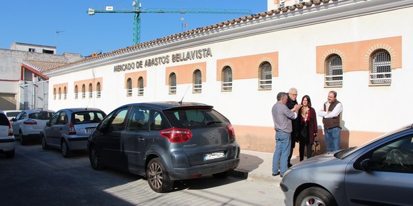 El Ayuntamiento habilita una banda de aparcamientos junto al mercado de abastos de Bellavista para impulsar su actividad comercial