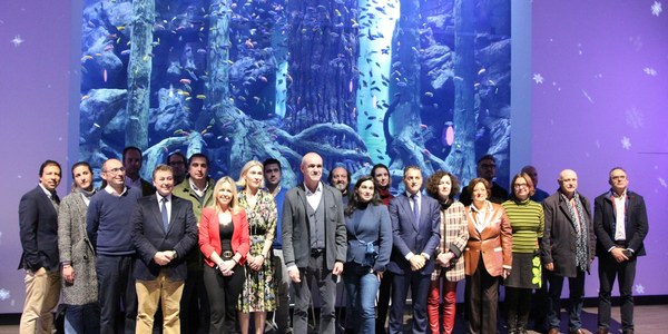El Ayuntamiento impulsa esta Navidad una iluminación singular en la Plaza de San Francisco protagonizada por ángeles, un pasacalles de animales marinos, propuestas de ocio familiar, un nuevo belén en Casa Fabiola y un espectáculo visual en Santa Clara