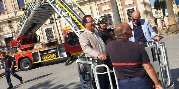 El Ayuntamiento incorpora un nuevo vehículo  a la flota de Bomberos de Sevilla