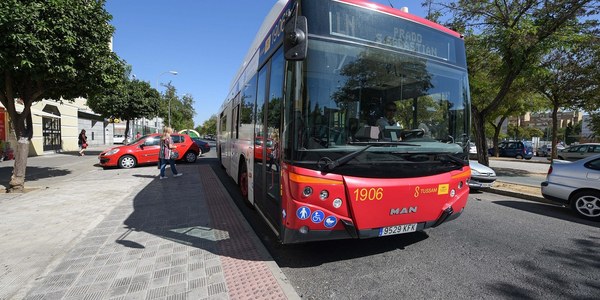 El Ayuntamiento incrementa en 1,1 millones de euros la aportación a Tussam por los títulos bonificados para mayores de 65 años y personas con diversidad funcional