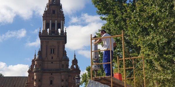 El Ayuntamiento inicia la reposición de la balaustrada y la farola dañados en la zona sur de la Plaza de España