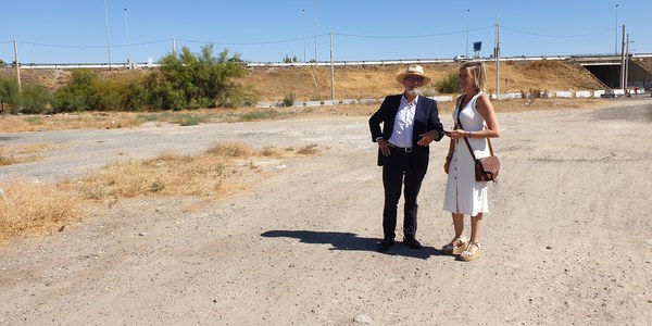Comienzan los trabajos para la mejora de Cercado del Pozo, junto a Padre Pío, con el vallado de la zona y la retirada de residuos, previos a su conexión con el Parque Guadaíra