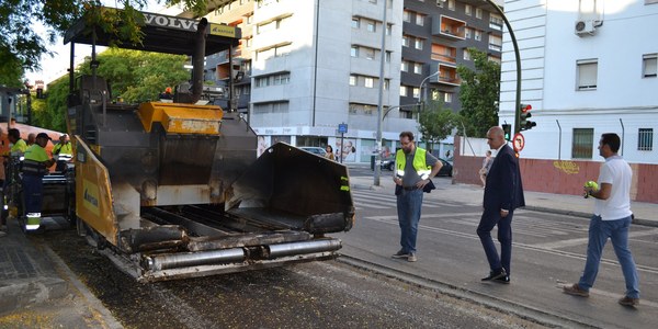 El Ayuntamiento inicia obras de repavimentación de las calzadas de las calles Ramón Carande y Bueno Monreal, en el Porvenir, con más de 158.000 euros de inversión