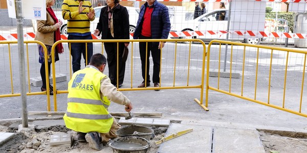 El Ayuntamiento inicia obras  de reurbanización del acerado de Santa Cecilia, en Triana, para impulsar su actividad comercial y garantizar la accesibilidad universal