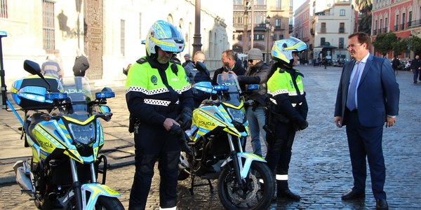 El Ayuntamiento inicia un plan de renovación de la flota de motocicletas de la Policía Local con nueva imagen adaptada a la normativa europea y un innovador material reflectante de alta visibilidad