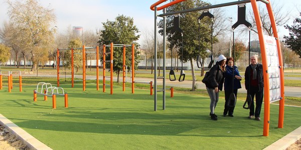 El Ayuntamiento instala un circuito de gimnasia en el Parque Vega de Triana para complementar su oferta deportiva y familiar