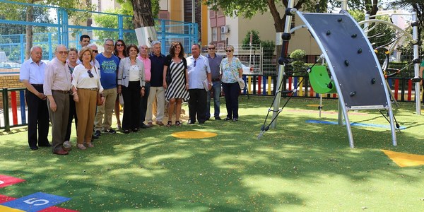 El Ayuntamiento instala un  parque infantil en la Barriada de  la Dársena de Triana con juegos adaptados a niños y niñas con diversidad funcional y con un presupuesto de 47.071 euros